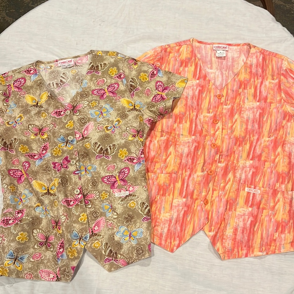 Bundle of 2 MED SCRUB tops
